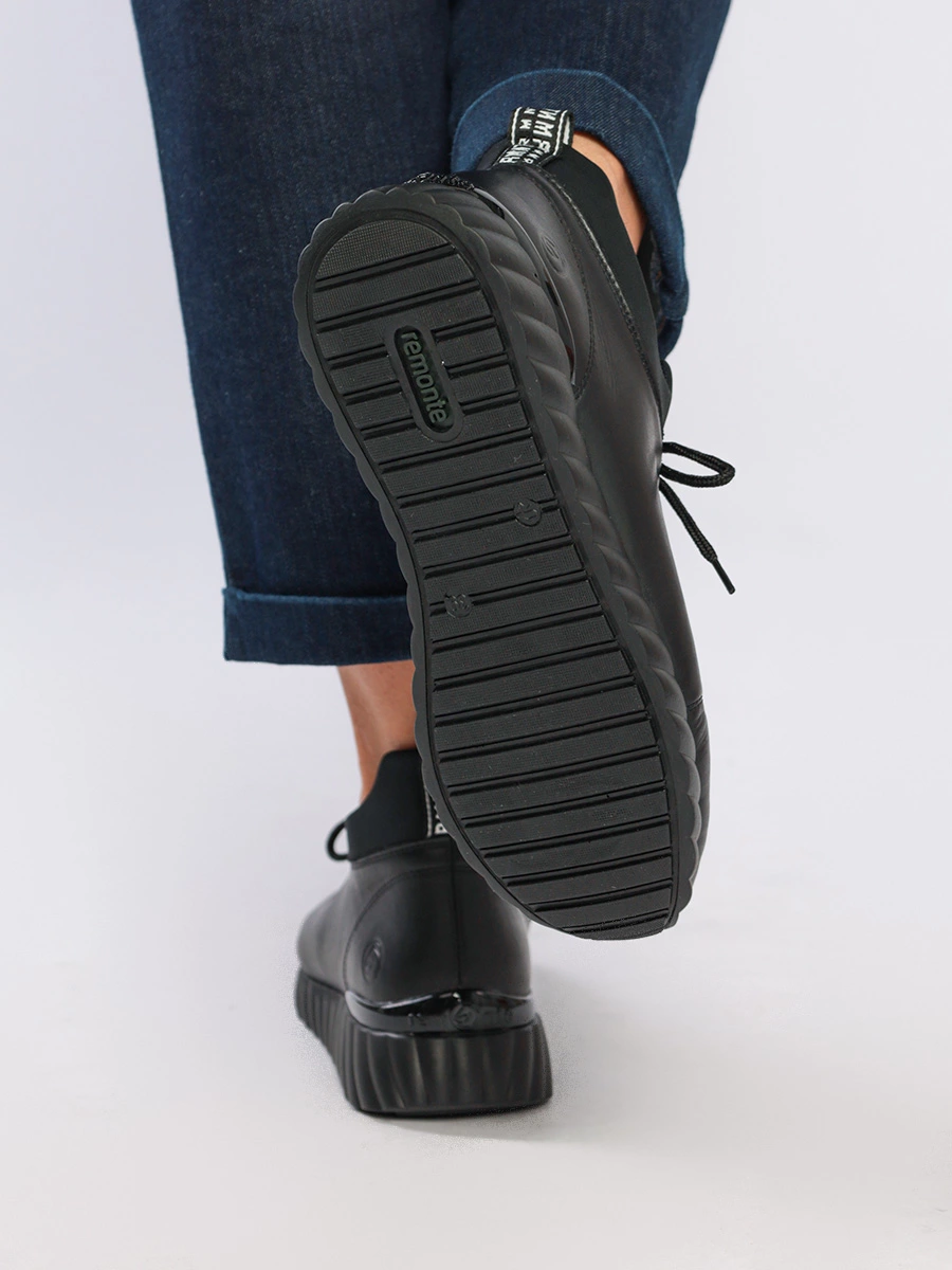 Кроссовки черного цвета со шнуровкой и боковой молнией